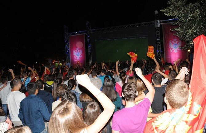 Na Gradskom trgu u Rožajama organizovano gledanje duela sa Moldavijom