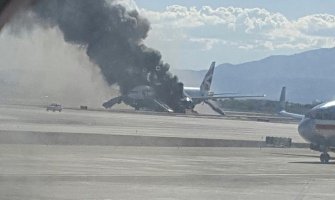 Zapalio se avion na pisti, putnici evakuisani 