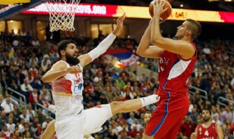 Nikola Mirotić pocijepao srpsku zastavu! (Video)