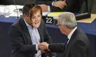 Incident u EP, poslanik stavio masku Angele Merkel(VIDEO)