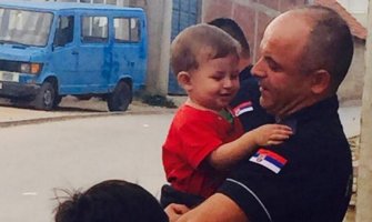 Ko je policajac koji grli sirijskog dječaka (Foto)