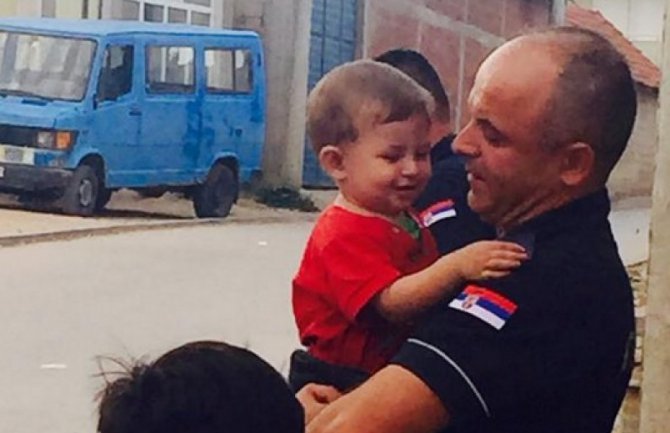 Ko je policajac koji grli sirijskog dječaka (Foto)