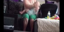  Skoplje: Dadilja snimljena kako krvnički udara devetomjesečnu bebu!(VIDEO)