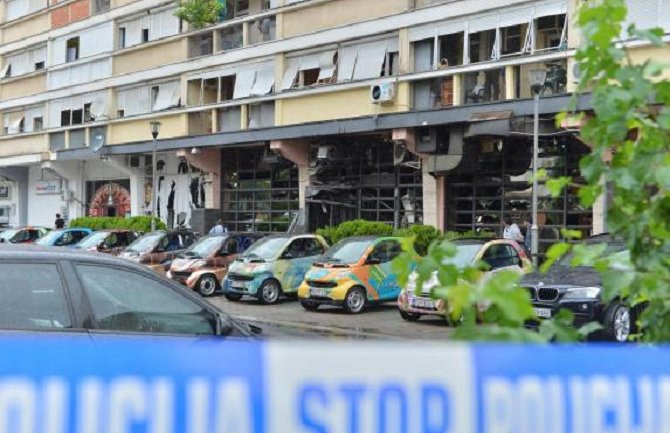 Kamera snimila napadača kada dolazi do lokala i ostavlja kesu sa eksplozivom 