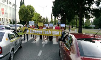 Žene DF-a blizu Vlade blokirale saobraćaj na pet minuta: Digni glas za svoj spas!