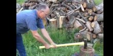 Internet oduševljen: Ovaj deda savjetuje kako cijepati drva (VIDEO)