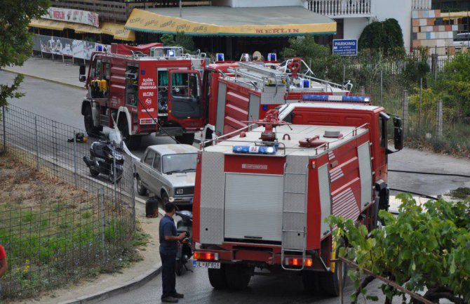 Vatrogasci iz šest gradova gasili požar, ljudi i objekti spaseni
