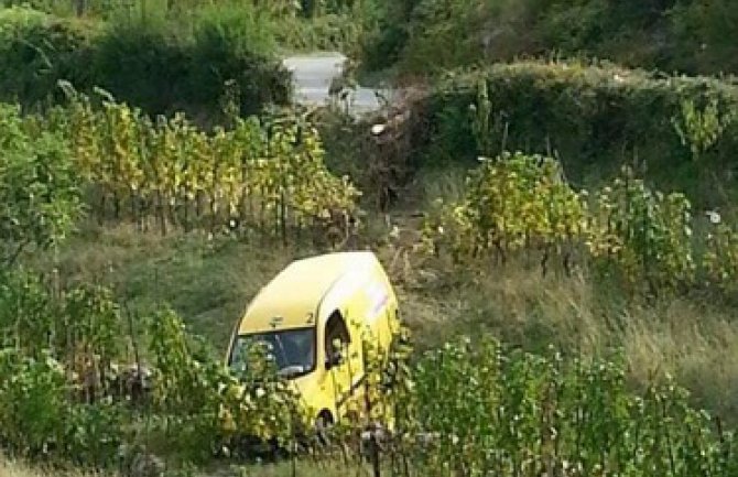 Dvije nepoznate osobe otele auto, bježeći od policije sletjeli u jarak i pobjegli