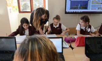 Đaci britanske škole u Tivtu sakupljali  hranu za djecu u Bijeloj(FOTO)