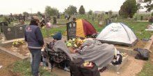Šokantno: Izbjeglice spavaju na groblju(VIDEO)