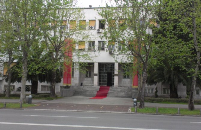 Dvadeset poslanika primilo platu veću od 2.000 eura