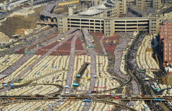 Hadžiluk u Meki nastavljen poslije nesreće