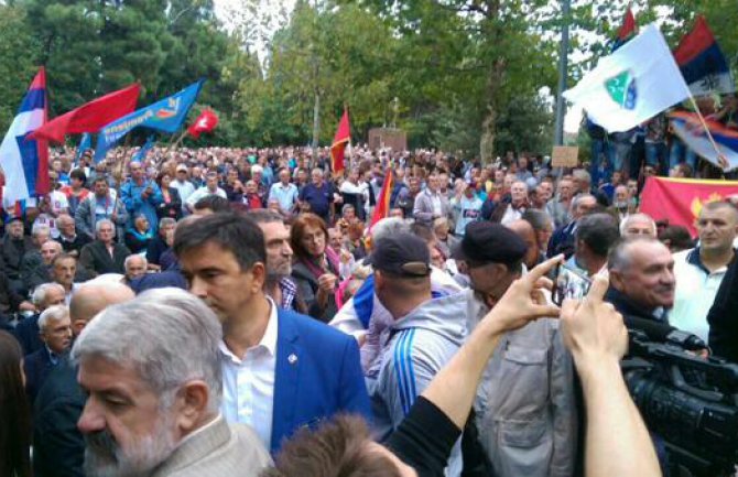Počeli protesti DF pred crnogorskim Parlamentom