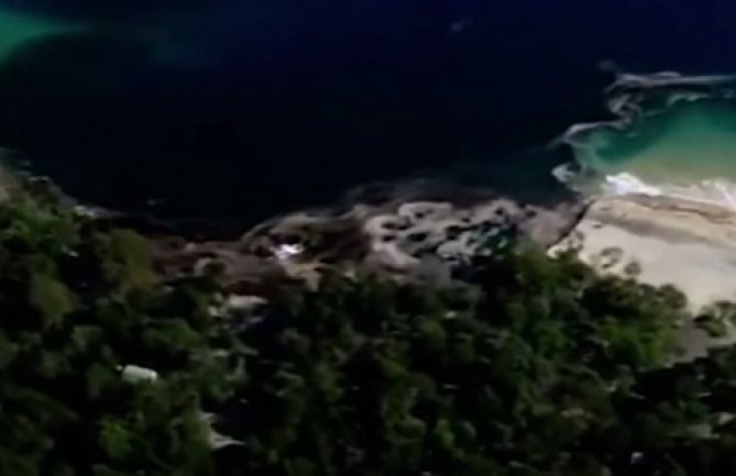 Ogromna rupa progutala automobile i kamp prikolice(VIDEO)