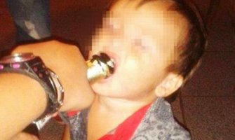 Neodgovorno ponašanjeo majke: Šokantne fotografije djeteta koje koristi opojne droge i pije