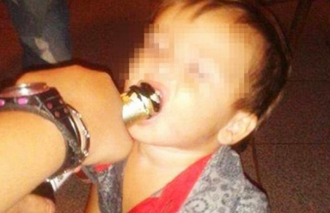 Neodgovorno ponašanjeo majke: Šokantne fotografije djeteta koje koristi opojne droge i pije