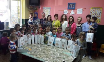 Bošnjačka stranka  uručila poklone djeci iz vrtića Evlad u Tuzima
