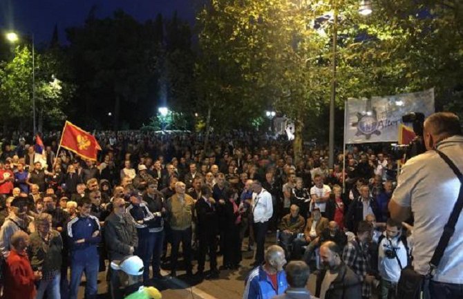 SD: Protesti DF-a doživljavaju totalni neuspjeh