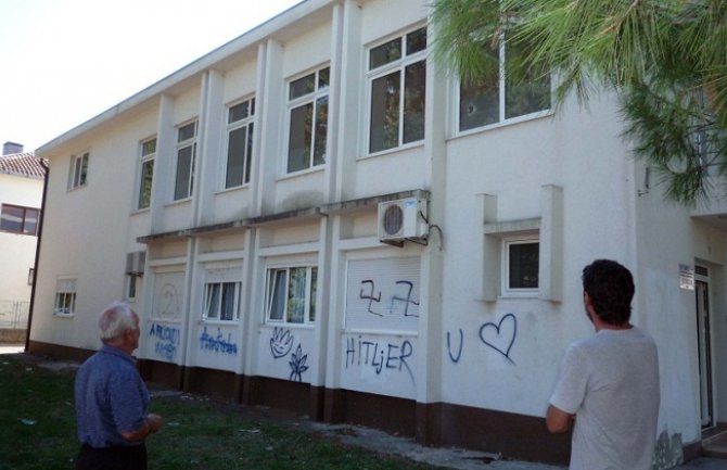 Omladina SD: Kukasti krstovi opominju na razdvajanje i etiketiranje ljudi