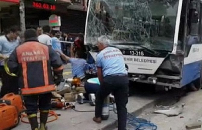 Ankara: Autobus udario u stajalište, najmanje 11 stradalih (VIDEO)