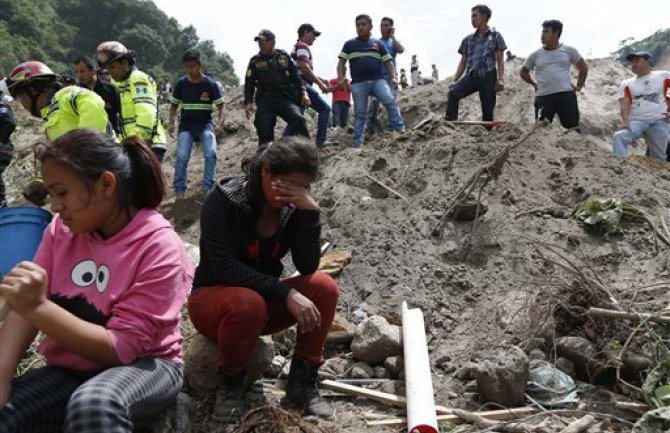 Brdo se obrušilo na naselje,desetine mrtvih(VIDEO)