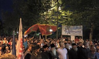 Amfilohije da se suzdrži miješanja u politiku