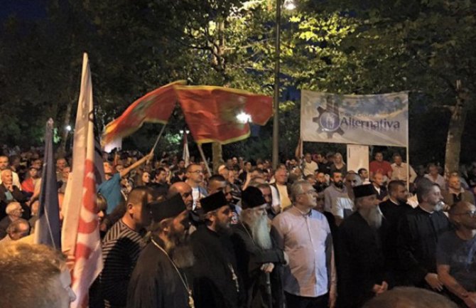 DPS: Amfilohije promovisao Mandića u lidera DF-a