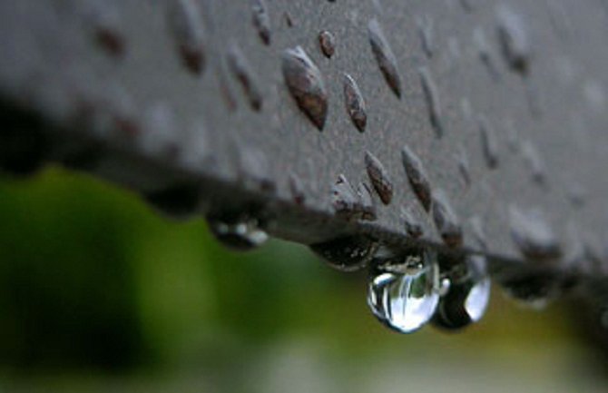 Promjenljivo oblačno sa kišom