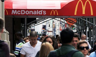 Mrtva satima sjedela za stolom u McDonald'su , ljudi se cijelu noć gostili pored tijela! 