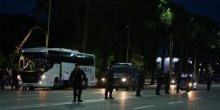 Kamenovan autobus sa fudbalerima Srbije u Tirani (VIDEO)