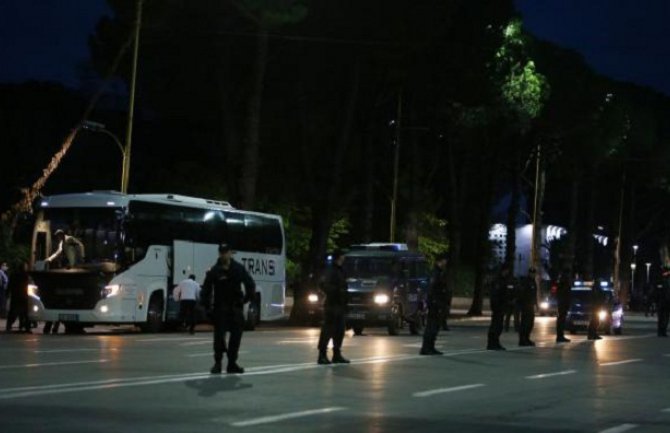 Kamenovan autobus sa fudbalerima Srbije u Tirani (VIDEO)