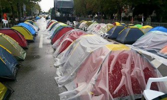 Da nije šatora i Medojevićeve bine, niko ne bi znao za Mandićeve proteste