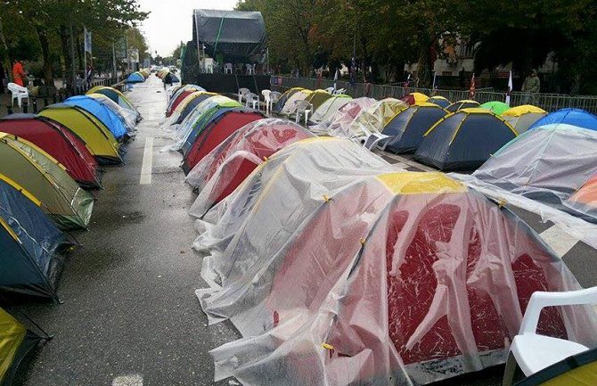 Da nije šatora i Medojevićeve bine, niko ne bi znao za Mandićeve proteste