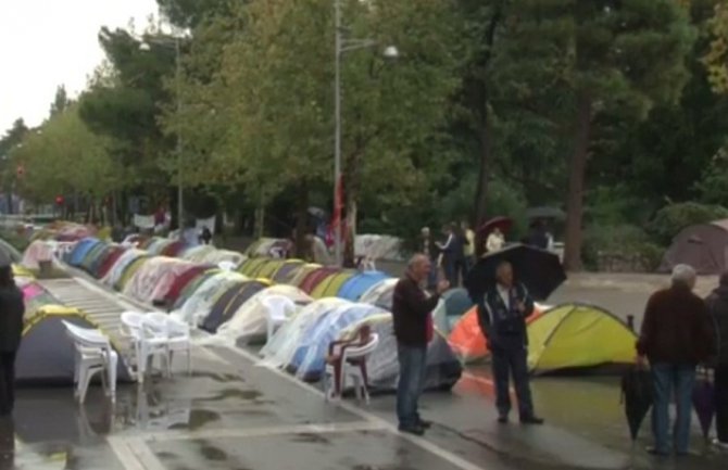 Komunalna inspekcija spriječena da ukloni šatore od strane organizatora