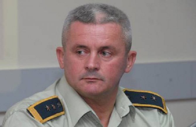 Čobeljić zatražio od Vujanovića da povuče Zakon o Vojsci CG