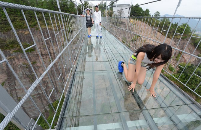 Termos razbio kineski stakleni most