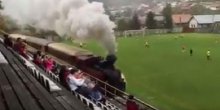 Slovačka: Voz prolazi kroz fudbalski teren za vrijeme utakmice(VIDEO)