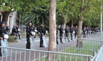 Netačno da policija među demonstrante ubacuje provokatore