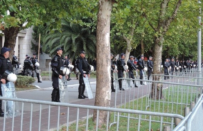 Netačno da policija među demonstrante ubacuje provokatore