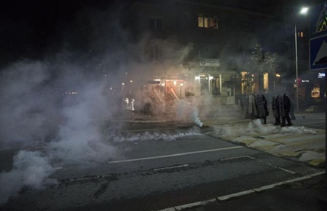 Priština: Policija upotrijebila suzavac da bi rasjterala demonstrante