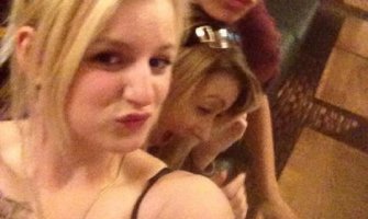 Bebisiterka tjerala dječaka da je dodiruje dok su gledali TV