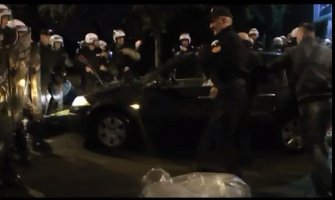 Šest policajaca povrijeđeno, 11 lica privedeno, a policijski kordon probijen autom(VIDEO)
