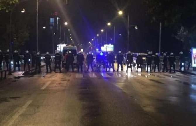 Novinari privedeni jer su se oglušili na policijska naređenja