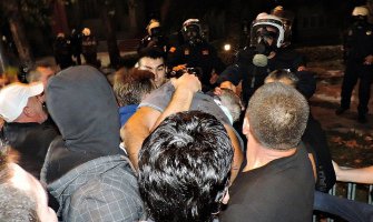 Tokom incidenta policija pomogla povrijeđenom demonstrantu