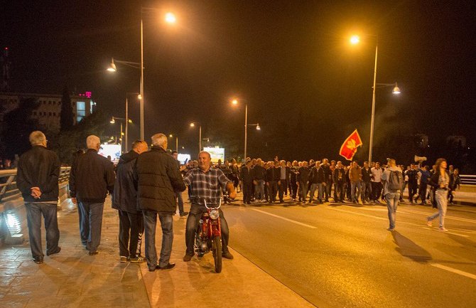 Traže ostavku Đukanovića, demonstranti gađali policiju (Foto, Video)