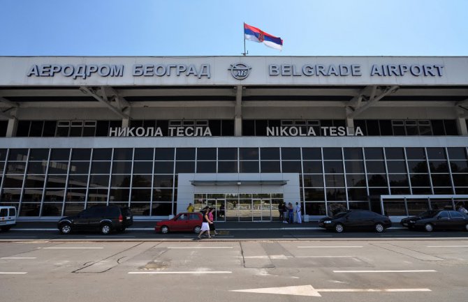 Pijani, goli putnici nasrtali na stjuardese, tražili seks, avion prinudno sletio u Beograd