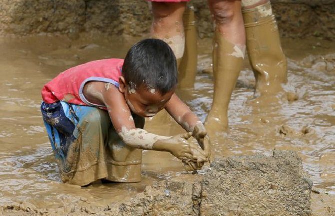  22 stradalo od tropske oluje 