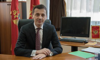  Baždar je “preletačkog duha”, pa neka sam sa sobom igra političke igre