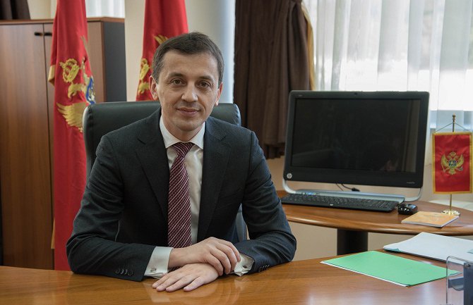  Baždar je “preletačkog duha”, pa neka sam sa sobom igra političke igre