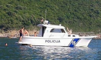 Zbog žurke na brodu kažnjeni policajci